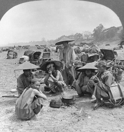 Karavaan op weg naar China kamperen in Bhamo, Birma, 1908 door Stereo Travel Co
