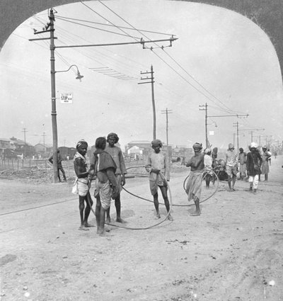 Mannen die op het punt staan een zware lading te trekken, Rangoon, Birma, 1908 door Stereo Travel Co