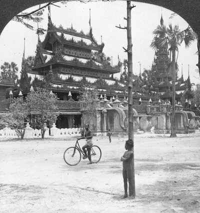 Gouden Klooster van de Koningin, Mandalay, Birma, 1908 door Stereo Travel Co