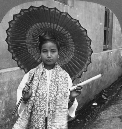 Jonge Birmese vrouw met een enorme sigaar, Rangoon, Birma, 1908 door Stereo Travel Co