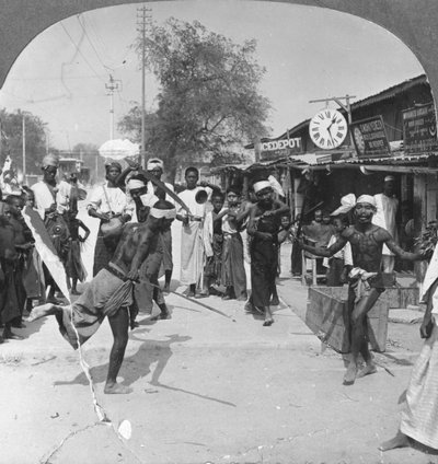 Jongemannen die een zwaarddans uitvoeren, Birma, 1908 door Stereo Travel Co