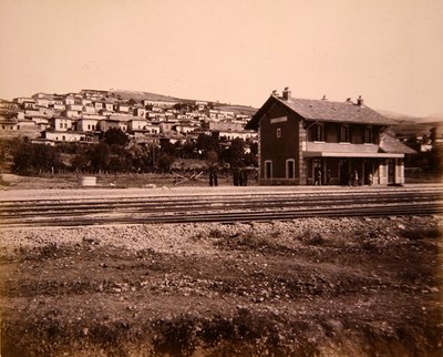 Station huis en dorp Mallakah aan de spoorlijn Beiroet naar Damascus door Studio Bonfils