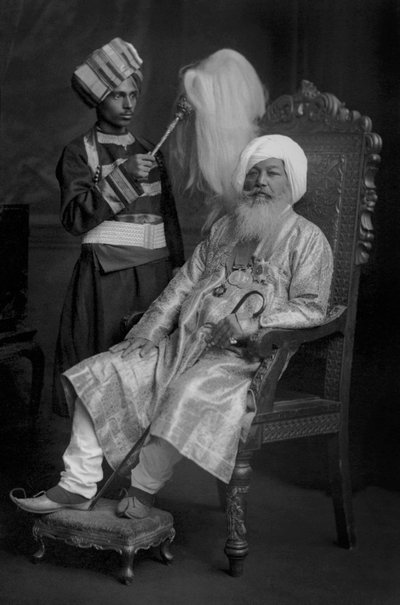 Baba Sir Khem Singh Beda met een dienaar door Studio Lafayette