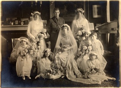 Groepshuwelijksportret van Lady Blanche Cavendish en Kolonel Ivan Murray Guards Chapel, Lansdowne House, 21 april 1919 door Studio Lafayette