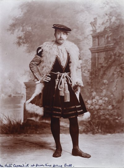 De heer Victor Cavendish, later 9e hertog van Devonshire, als ambassadeur, naar het Holbein-portret van Jean de Dinteville, Het Diamanten Jubileumbal van de hertogin van Devonshire in Devonshire House door Studio Lafayette