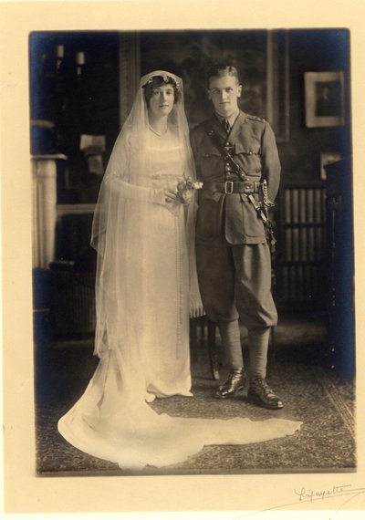Huwelijk van Lady Blanche Cavendish en kolonel Ivan Murray Cobbold, Guards Chapel, Lansdowne House, 21 april 1919 (zw/w foto) door Studio Lafayette