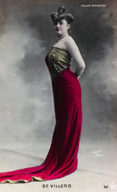 Portret van een jonge vrouw, ansichtkaart; de drager bevat de aanduiding "Devillers - Folies Bergère" door Studio Walery