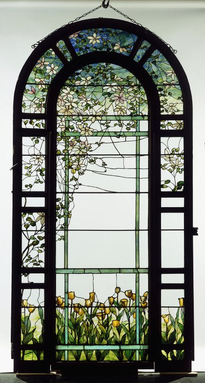 Een glas-in-lood raam met clematis wijnstokken, begin 20e eeuw door Studios Tiffany