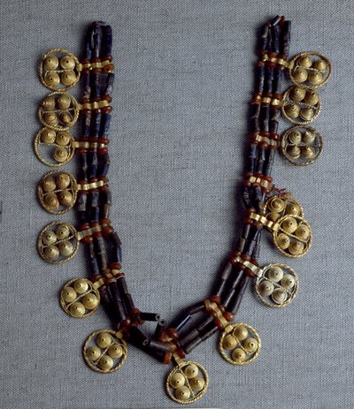 Sumerische kunst: ketting met gouden hangers en lapis lazuli kralen gebruikt voor het huwelijk. Uit de koninklijke graven van de site van Ur. 2600-2500 v.Chr. door Sumerian Sumerian