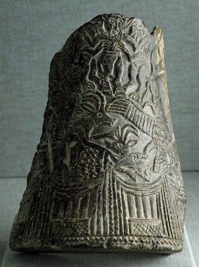 Soemerische beschaving: slangenvazenfragment uit Oost-Iran. Periode van het einde van de archaïsche dynastieën (2500 v.Chr.). Bagdad, Nationaal Irak Museum door Sumerian Sumerian