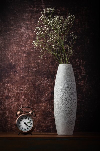 Vintage klok en bloemen door Sumit Dhuper