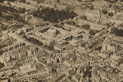 Nieuw uitzicht op het British Museum omringd door de massale bomen van Bloomsbury door Surrey Flying Services