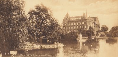Malmo: een deel van het kasteelpark met het museum (z/w foto) door Swedish Photographer