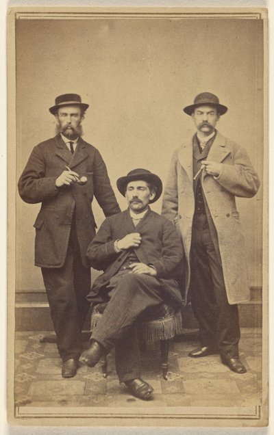 [Drie ongeïdentificeerde mannen met hoeden, pijp of sigaar in de hand, allemaal met snor en/of baard]. door T.M. Schleier
