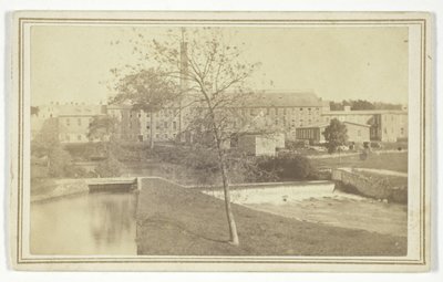 Zonder titel (rivier met watervallen en fabrieksgebouw) door T. Holmes