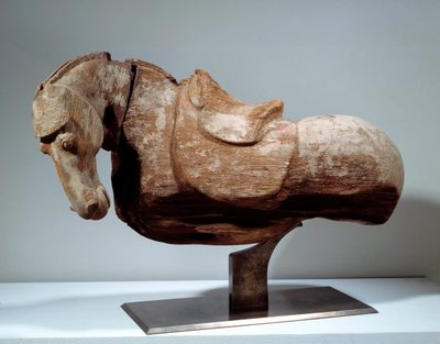 Chinese kunst: Houten paard. Sculptuur uit de Tang-periode (618 tot 907). Parijs, Musee Cernuschi. door Tang Dynasty Chinese School