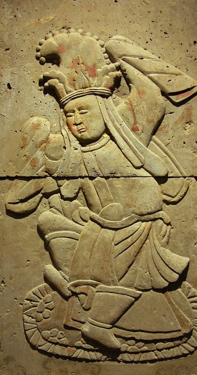 Terracotta stele met danser, Tang-dynastie (618-907), ontdekt in de provincie Shaanxi, Steles Forest Museum in Xian. Fotografie, Leonard de Selva, China, 2006. door Tang Dynasty Chinese School