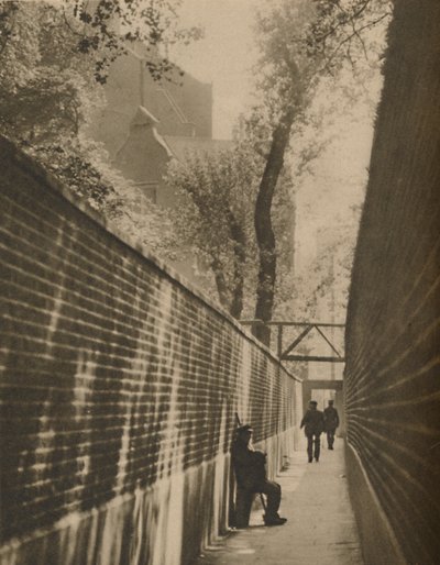 In Lansdowne Passage, waar een struikrover ooit voor zijn leven galoppeerde, c1935 door Taylor