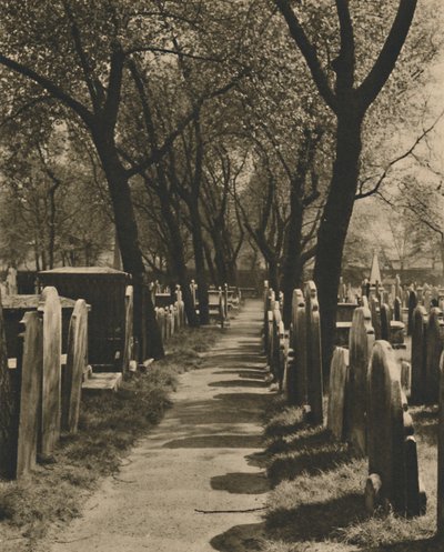 Op de verlaten begraafplaats van de Dissenters in Bunhill Fields, c1935 door Taylor