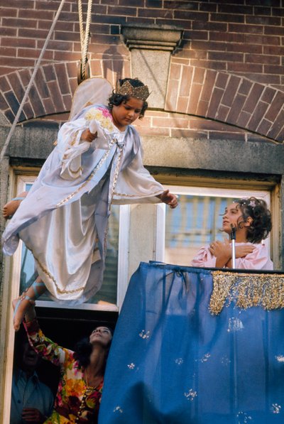 Een engel zegent het Festival van La Madonna del Soccorso door Ted Spiegel