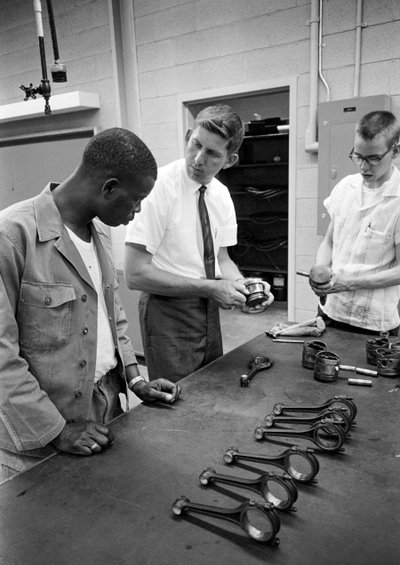 Automonteursopleiding in North Carolina Industrial Training Centers in 1965 door Ted Spiegel