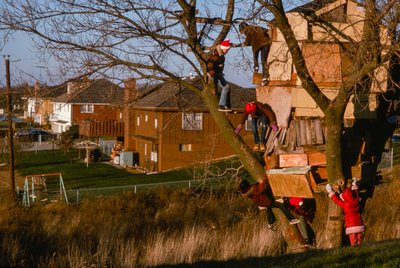 Kinderen in een uitgebreide boomhut, Kansas City door Ted Spiegel