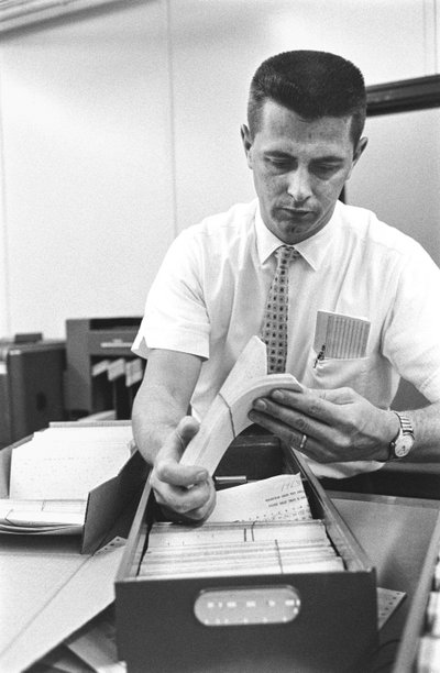 Computeroperator Don Murray werkt met IBM vroege digitale computer die ponskaarten gebruikt door Ted Spiegel