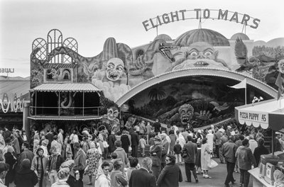Ingang van de Flight to Mars-tentoonstelling op de Wereldtentoonstelling van Seattle door Ted Spiegel