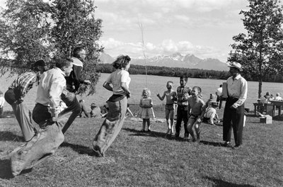 Spellen tijdens een picknick naast de Matanuska-rivier in Palmer, Alaska door Ted Spiegel