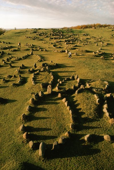 Steenmarkeringen in de vorm van scheepsrompen geplaatst door Vikingen markeren een oud grafveld in Denemarken door Ted Spiegel