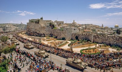 Israëlische wapens en soldaten paraderen op Onafhankelijkheidsdag door voormalig Jordaans gebied door Ted Spiegel