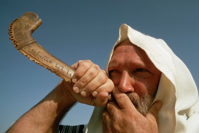 Man die sjofar blaast op Yom Kipoer door Ted Spiegel