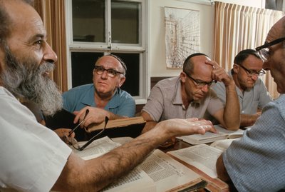 Talmoedische discussie in een kibboets door Ted Spiegel