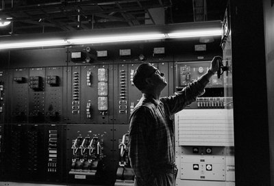 Onderhoud van telefoonapparatuur bij PacTel, ook bekend als Pacific Telephone, in Bellingham door Ted Spiegel