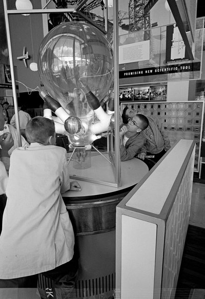 Bezoekers van de Wereldtentoonstelling van Seattle 1962 bewonderen een wetenschappelijke tentoonstelling door Ted Spiegel