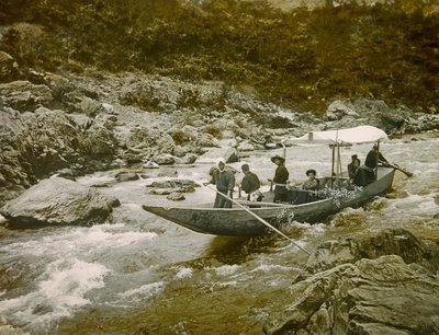 Een boot in de stroomversnellingen van de Hozu rivier, Kyoto circa 1900 - 1915 (foto) door Teijiro Takagi