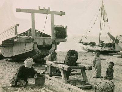 Een vissersgezin in Japan rond 1900 - 1915 (foto) door Teijiro Takagi