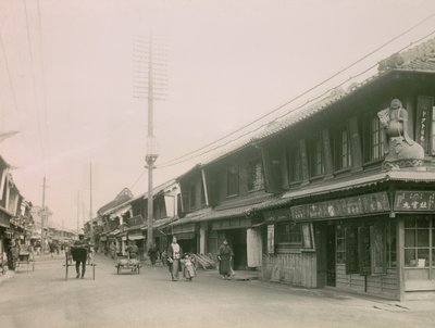 Een winkelstraat in de wijk Motomachi in Kobe, circa 1900 - 1915 (foto) door Teijiro Takagi