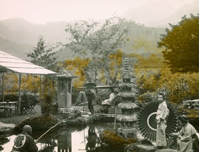 Visdag in de Dainichi-tuin - Doe in Nikko circa 1900 - 1915 (foto) door Teijiro Takagi