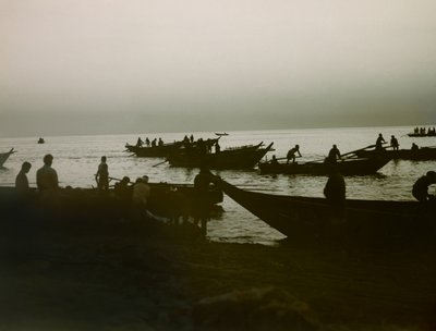 Japanse visser op zee, circa 1900 - 1915 (foto) door Teijiro Takagi
