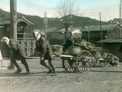 Japanse boeren trekken zakken rijst op een kar, circa 1900 - 1915 (foto) door Teijiro Takagi