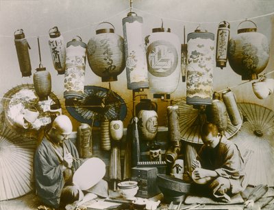 Portret van Japanse lantaarn- en parasolmaker, circa 1900 - 1915 (foto) door Teijiro Takagi