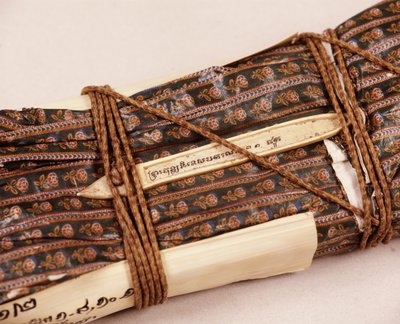 Boeddhistisch manuscript, gewikkeld in gewaxt doek ter bescherming (papier, doek en touw) door Thai School