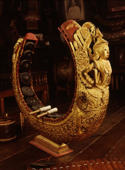 Rijkelijk versierde Khong Mon (hout en metaal) door Thai School
