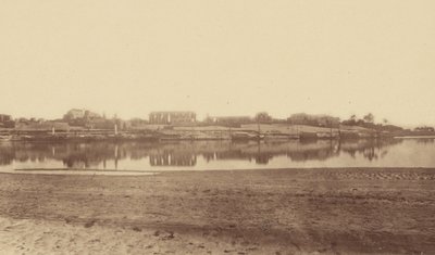 [Overzicht van Luxor vanaf de overkant]. door Théodule Devéria