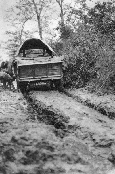 Ploegen door modder, Bulawayo naar Dett, Zuid-Rhodesië. Circa 1924-1925 door Thomas A. Glover