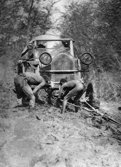 Vast in de modder, Bulawayo naar Dett, Zuid-Rhodesië, ca. 1924-ca. 1925 1927 door Thomas A. Glover