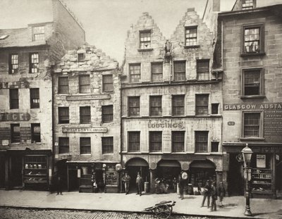 Oude gebouwen in High Street, nrs. 17-27 (#16) door Thomas Annan