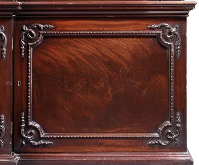 Een George III boekenkast met breekfront door Thomas Chippendale