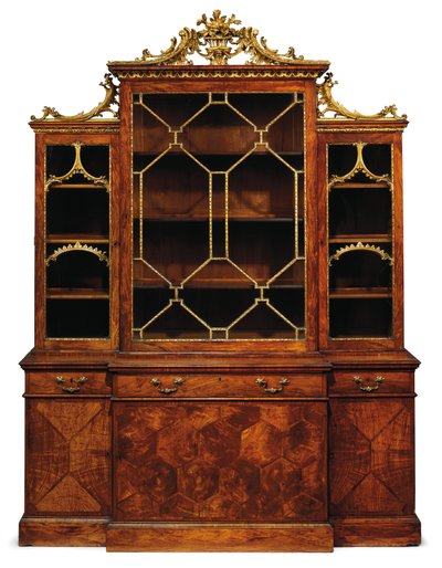 George II boekenkast met gebroken front door Thomas Chippendale